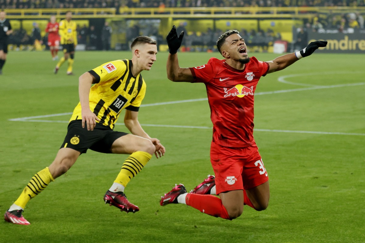 epa10501390 Dortmund's Nico Schlotterbeck (L) in action against Leipzig's Benjamin Henrichs during the German Bundesliga soccer match between Borussia Dortmund and RB Leipzig in Dortmund, Germany, 03 March 2023. EPA/RONALD WITTEK CONDITIONS - ATTENTION: The DFL regulations prohibit any use of photographs as image sequences and/or quasi-video. Dostawca: PAP/EPA.