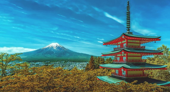 Ten światowej sławy widok Mount Fuji widać na Arakurayama Sengen Park w mieście Fujiyoshida, Yamanashi Prefecture. Z wysublimowanym zboczem w tle, sceneria Pagody Chūreitō, kawałek wysublimowanej japońskiej architektury , zapewnia wspaniały widok. Sezonowe kwiaty wiśni i jesienne liście sprawiają, że jest jeszcze piękniej; to jeden z pejzaży prawdziwie reprezentatywnych dla Japonii.