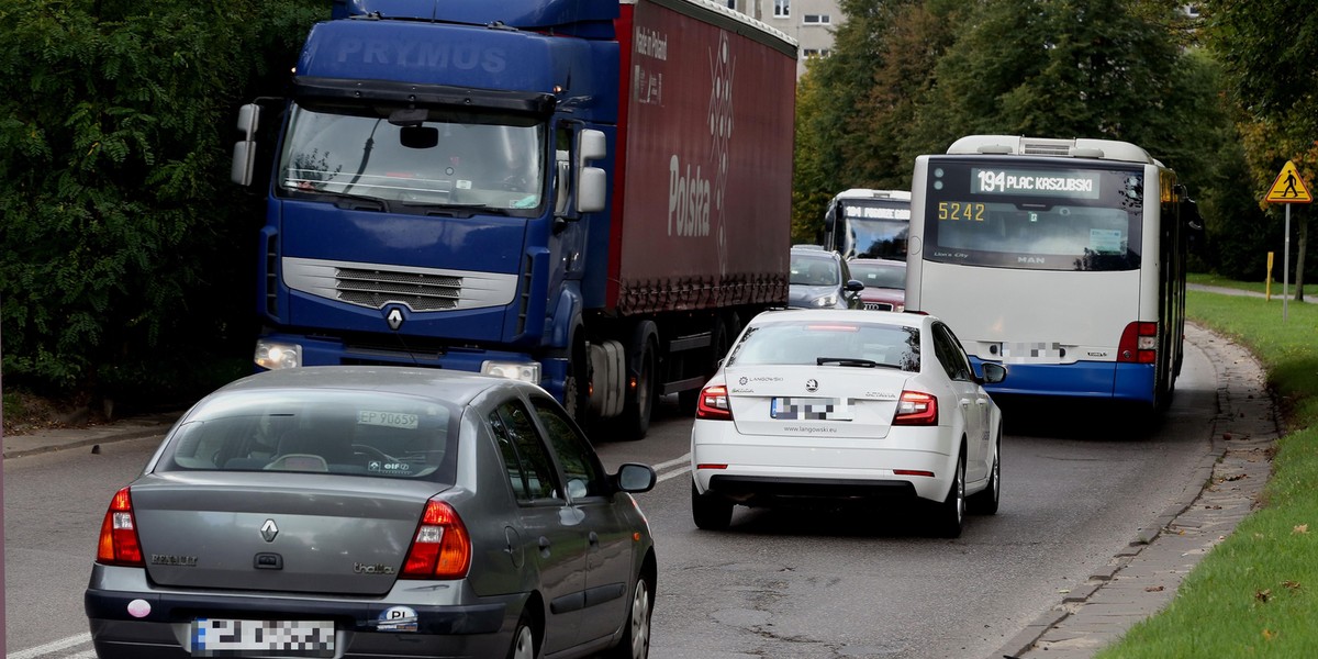 Na przebudowanej Kwiatkowskiego w Gdyni będą buspasy.