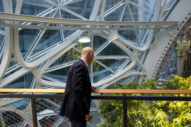 Jeff Bezos podczas otwarcia the Spheres, elementu siedziby Amazona w Seattle