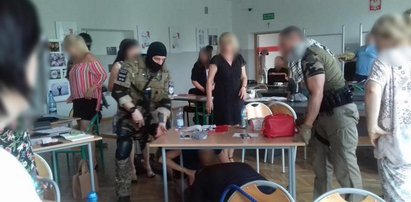 Atak „terrorystów” w szkole w Pabianicach! Nauczycielka zasłabła, kilka się popłakało ...