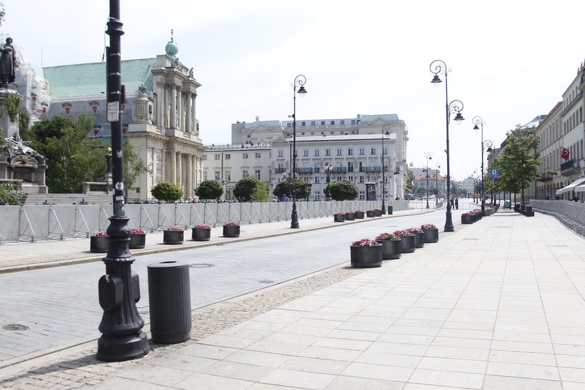 Warszawa jak twierdza - zagrodzili ulice i Plac Zamkowy