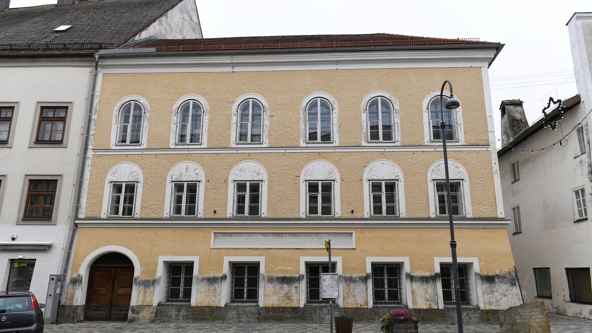 Rodný dom Hitlera premenia na policajnú stanicu, aby sa nestal pútnickým miestom neonacistov
