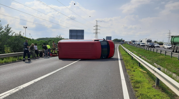 A Dunaharaszti közelében történt balesetben többen megsérültek/ Fotó: police.hu