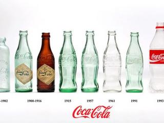 Smak Coca-Coli, który znamy do dziś, uzyskał w 1886 r. John Pemberton łącząc syrop z koki, orzeszków kola i cukru. Na zdj. metamorfoza butelek Coca-Coli