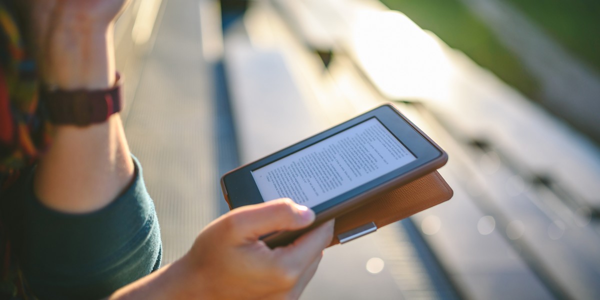 W praktyce wyrok TSUE ws. e-booków oznacza, że prawa autorskie do dokładnie tych samych treści zaczynają się rozjeżdżać w zależności od tego, jak są one wydane. Kupując egzemplarz papierowy, możemy go odsprzedać, kupując cyfrowy – już nie - pisze "DGP".