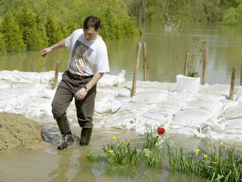 Viktor Orban podczas powodzi na Węgrzech. 2000 r.