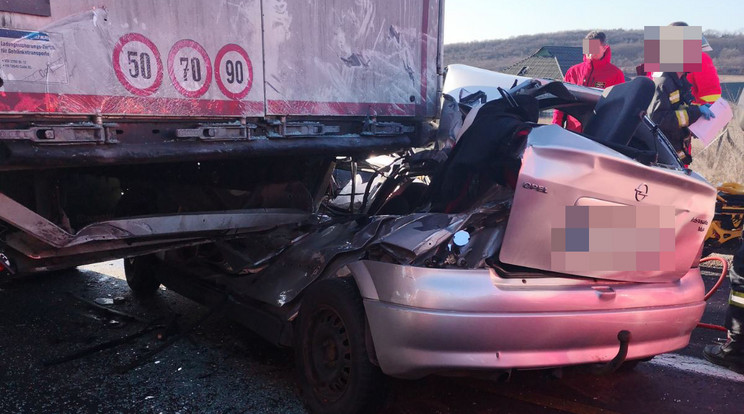 Tragédia az M1-esen: brutális baleset történt, kamion alá szorult az autós  - fotó - Blikk