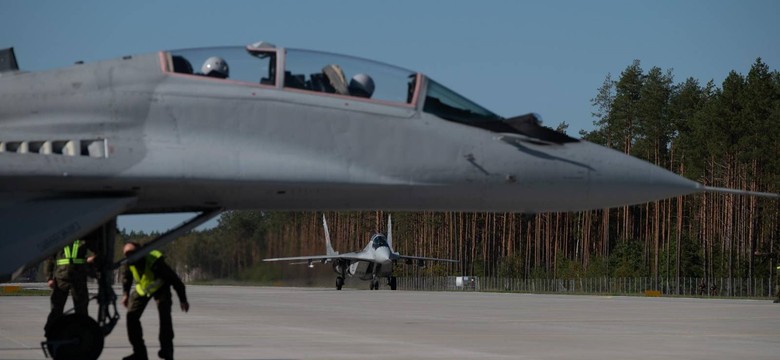 F-16 lądował na drodze wojewódzkiej 604 między Ruskowem a Przeździękiem Wielkim