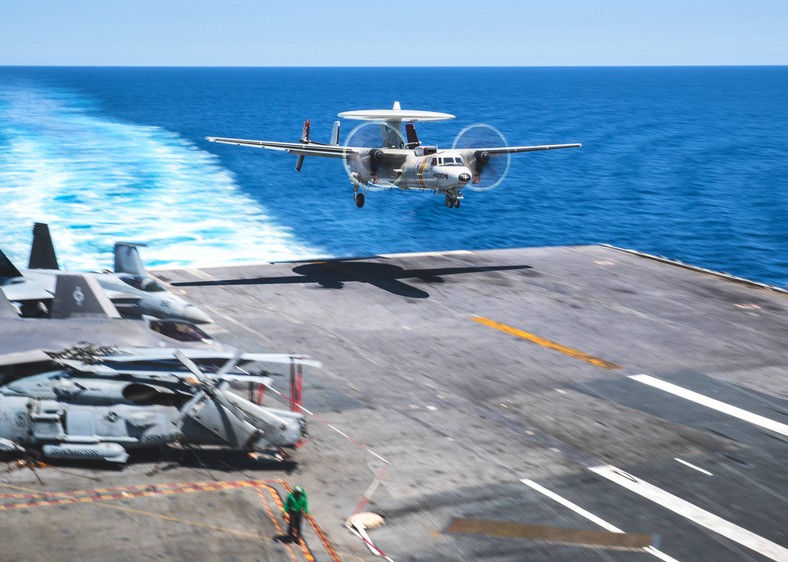 Pokładowy samolot wczesnego ostrzegania E-2C Hawkeye w trakcie lądowania na lotniskowcu USS George Washington (CVN-73).