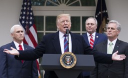 Mur z Meksykiem dzieli Waszyngton. Ludzie Trumpa zawieszeni