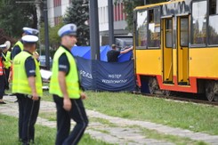 Tragedia w Warszawie. Nie żyje 5-latek, przytrzaśnięty drzwiami tramwaju i ciągnięty wzdłuż torowiska