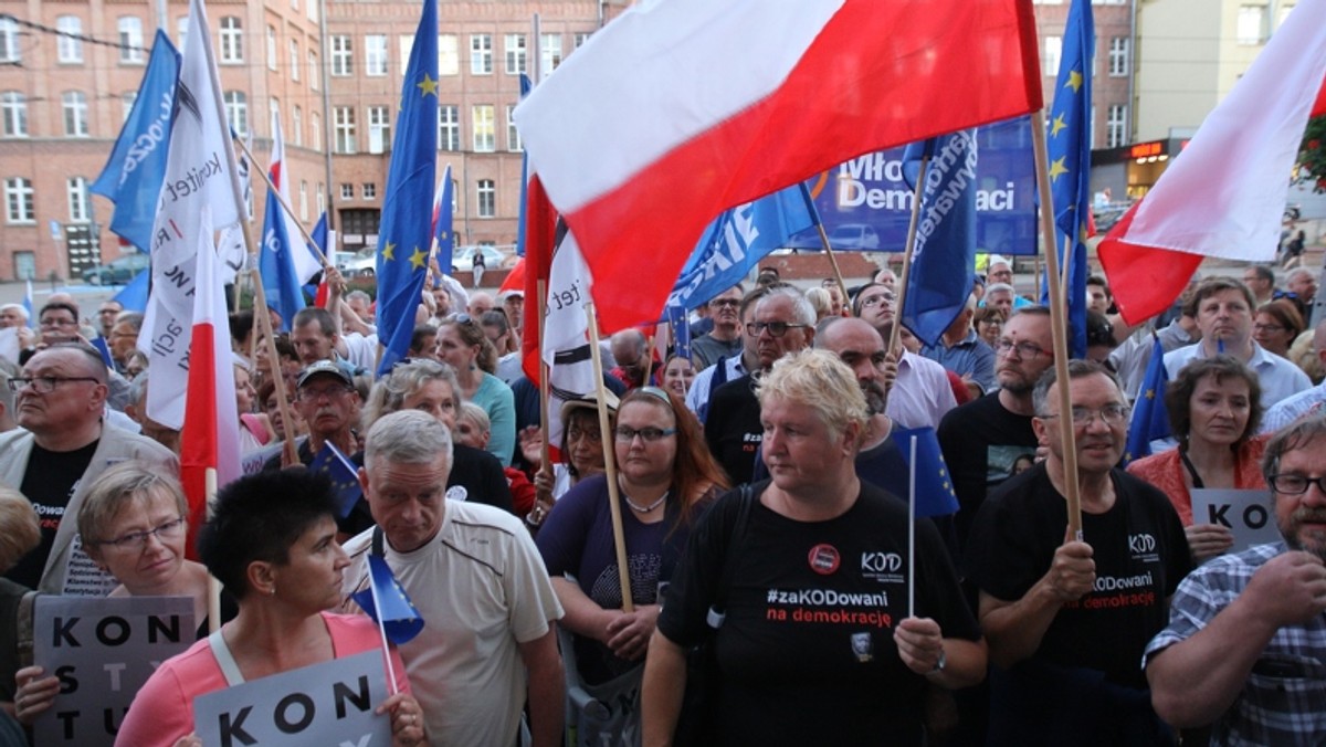 We wczorajszych protestach przed sądami w Gdańsku i Gdyni brało udział więcej ludzi niż ostatnio, ale frekwencja wciąż nie jest tutaj powalająca. - Historia pokazuje, że nawet najmniejsze przejawy oporu mogą obalić każdą władzę – usłyszeliśmy.