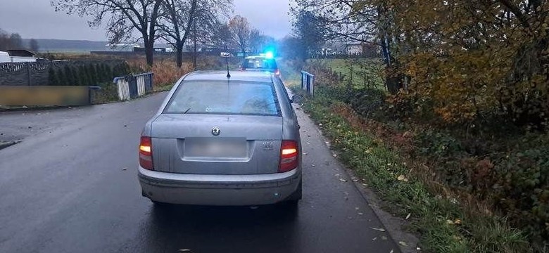 Upił się tak mocno, że zasnął za kierownicą samochodu. Teraz może obudzić się za kratami