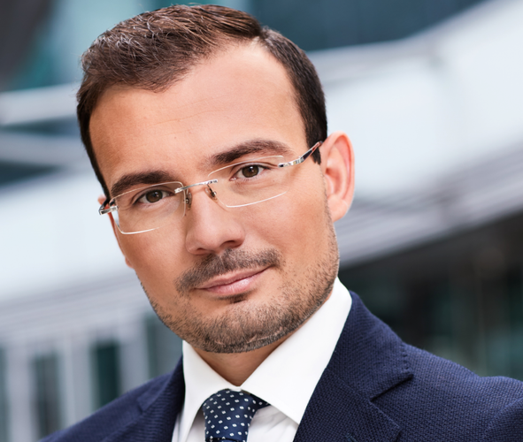 <strong>48. Maciej Zaborowski</strong>
<br></br>
partner w kancelarii Kopeć & Zaborowski

Tuzy Zjednoczonej Prawicy i jej medialni sympatycy darzą tego 35-latka zaufaniem na tyle, że powierzają mu swoje najpilniej strzeżone tajemnice rodzinne i cedują na niego batalie z sędziami. To mec. Zaborowski bronił dobrego imienia syna Beaty Szydło Tymoteusza, gdy pojawiły się plotki kompromitujące go jako księdza (ostatecznie T. Szydło postanowił porzucić stan kapłański, co wytłumaczył kryzysem wiary).  

W zeszłym roku występował też jako pełnomocnik ministra Zbigniewa Ziobry w jego sporach o sędziami, które publicznie krytykowały zmiany w wymiarze sprawiedliwości lub podejmowały decyzje nie po myśli resortu (Beata Morawiec, nr 26 w rankingu; Justyna Koska-Janusz). Gdy grupa sędziów z Krakowa zażądała od „Gazety Polskiej” sprostowania fragmentu wywiadu z Mateuszem Morawieckim, w którym padły słowa o zorganizowanej grupie przestępczej działającej rzekomo w tamtejszym sądzie, adwokat pomógł wydawnictwu wywalczyć wygraną w I instancji (prawomocny wyrok jest korzystny dla sędziów). 
<br></br>
Oprócz zleceń sądowych ekipie rządzącej zawdzięcza też dodatkowe posady: jest wiceszefem rady nadzorczej w PKP Intercity i członkiem rady nadzorczej PZU.  
<br></br>
EŚ