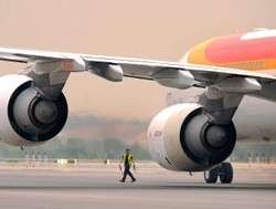 UE zawiesza podatek od emisji CO2 przez samoloty