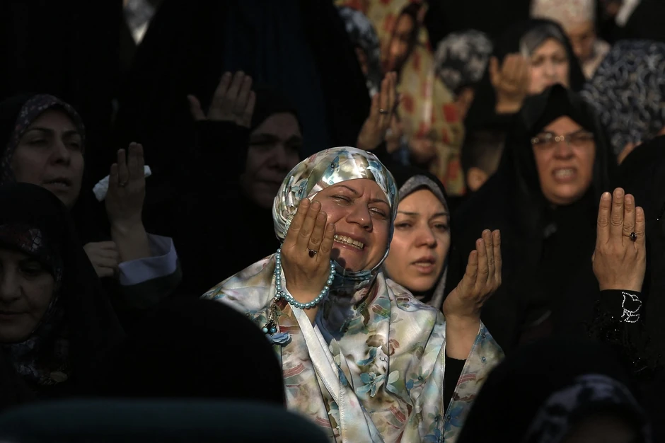 Iranci i Iranke se mole za kišu kod grobnice Imamzade Sale u Teheranu 14. novembra 2025.