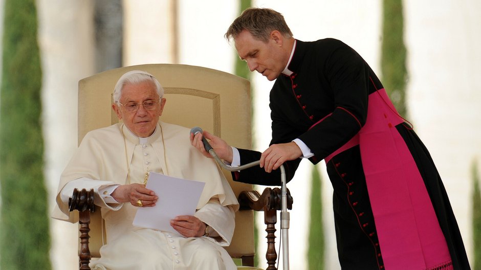 Papież Benedykt XVI i abp Georg Gänswein, 2011 r.