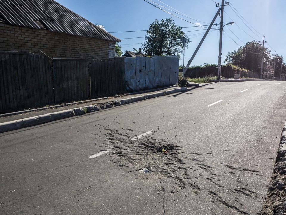 Ślad po pocisku na ulicy, tuż przy szkole 63