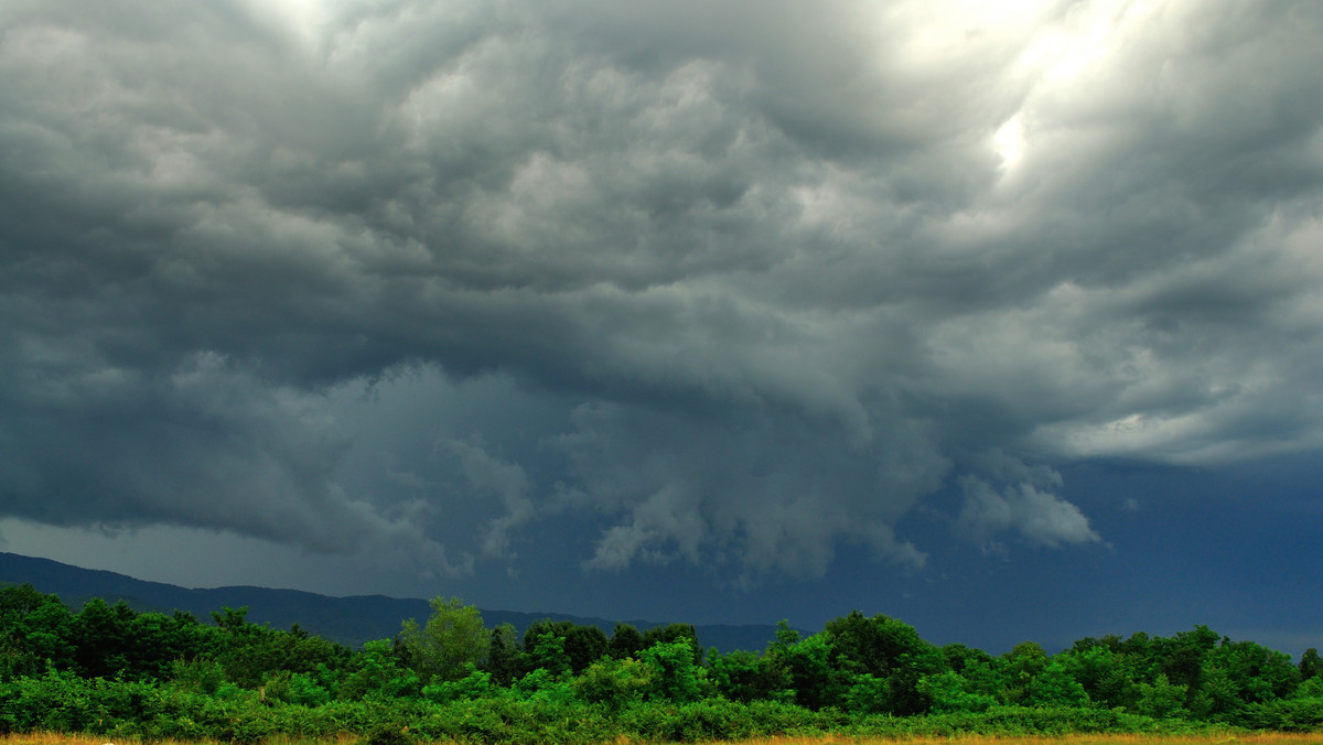 Dla południowych powiatów Śląska i Małopolski Instytut Meteorologii i Gospodarki Wodnej wydał w niedzielę po południu ostrzeżenia trzeciego, najwyższego stopnia przed silnym deszczem z burzami. Lokalnie spadnie nawet do 100 mm opadów.