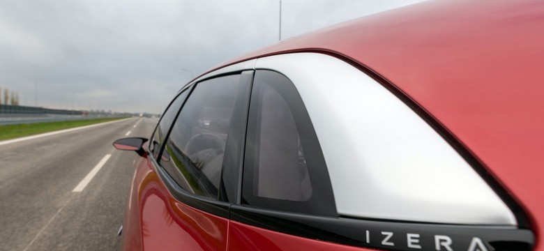 Polski samochód elektryczny IZERA sensacją na zamkniętej obwodnicy Warszawy