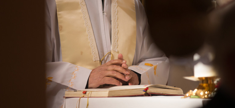 Biskup powołał ośrodek dla "wracających z ateistycznej podróży". Pisze o innych wyznaniach