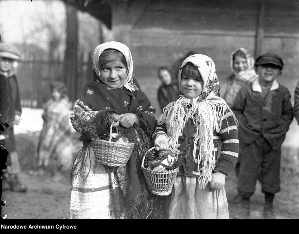 Dziewczynki z koszami ze święconką, 1937 r.