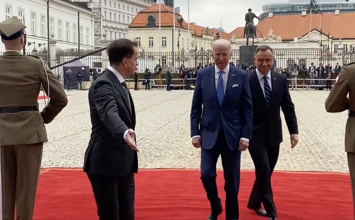 Prezydenci Joe Biden i Andrzej Duda wchodzą do Pałacu Prezydenckiego