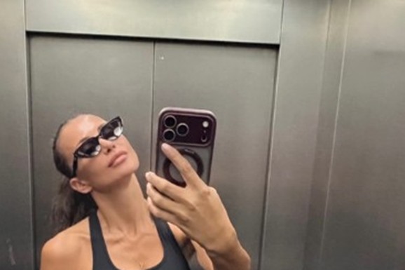 JEDNA STVAR ZA RUČAK JE OBAVEZNA Emina se slikala u helankama i topu, svi TRLJAJU OČI kakva joj je sad forma! Od ovih pravila za zategnut izgled ne odustaje (FOTO)