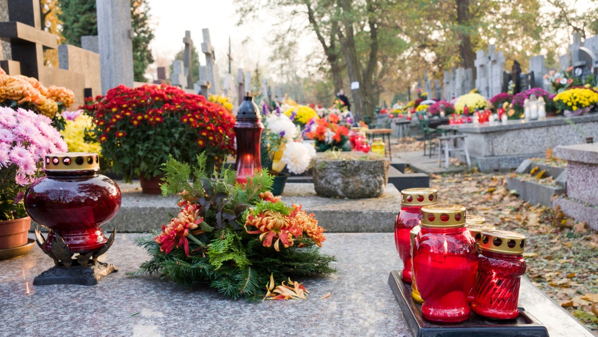 Komunikacja miejska w Lublinie kursuje dziś zgodnie ze świątecznym rozkładem. Najważniejsze są jednak dodatkowe, bezpłatne linie - 162, 200 i 201. Pojazdy dzisiaj i jutro wożą w rejon cmentarzy wszystkich pasażerów za darmo.