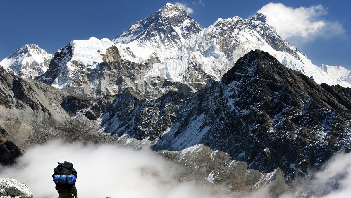 Z powodu tragicznego wypadku na Mount Evereście, w którym zginęło co najmniej 13 Nepalczyków, pod znakiem zapytania stanął tegoroczny sezon wypraw na najwyższy szczyt świata. Według części mediów Szerpowie postanowili odwołać wszystkie ekspedycje w tym roku.