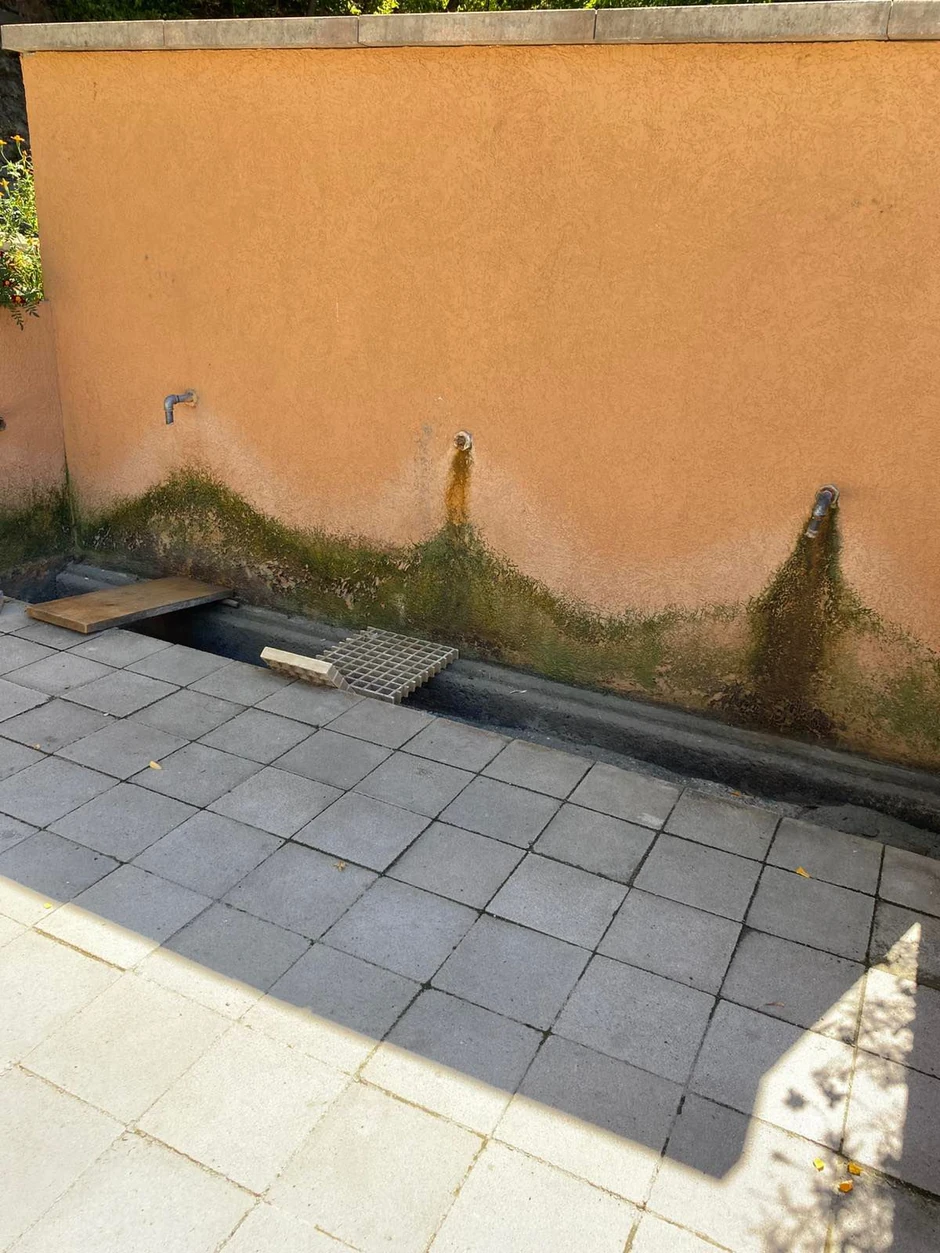 Topla voda sada izlazi samo iz šahte, što izaziva zabrinutost kod lokalnih stanovnika