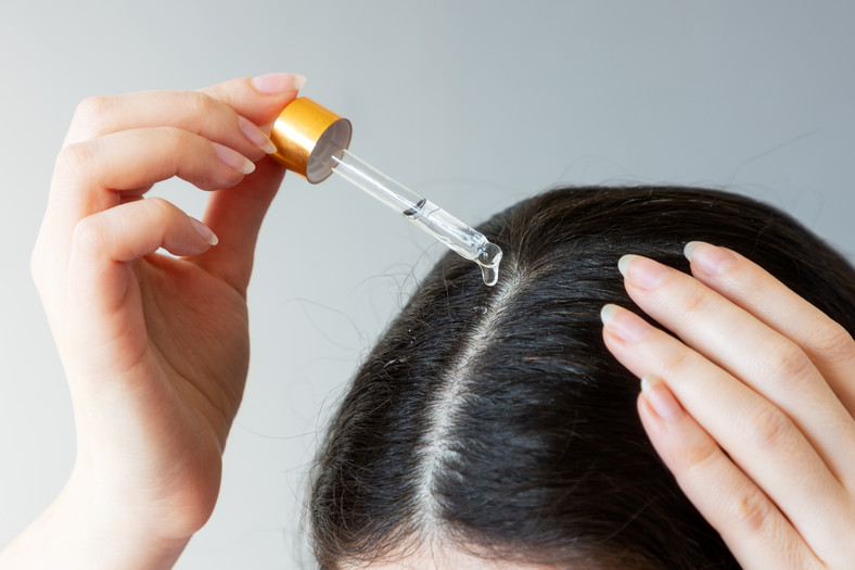 Do pielęgnacji włosów należy używać odpowiednich kosmetyków, np. olejków