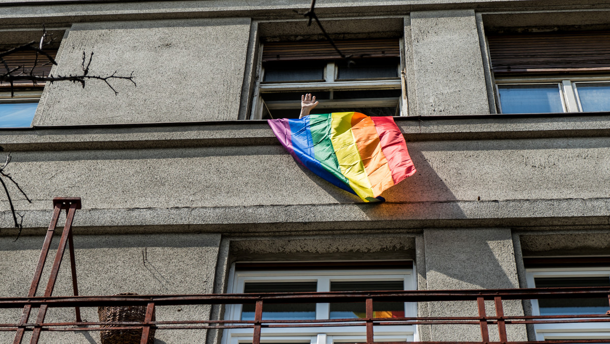 Zniszczony mur przy centrum dla osób LGBT. Pojawiły się homofobiczne napisy