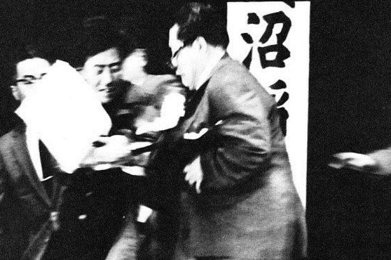 Zdjęcie momentu zabójstwa Asanumy, wykonane przez nieznanego z nazwiska fotografa, stojącego na prawo od Nagao