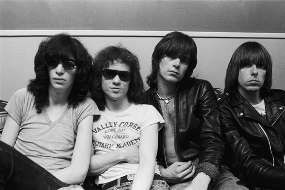 RAMONES 50 GODINA Koncert na GROBLJU uz Džona Travoltu, pank supergrupu i filmove: "Duh Ramonsa je živ"