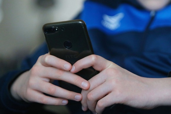 TIK-TOKU I INSTAGRAMU SE UVODI "POLICIJSKI ČAS"?! Evropa sprema drastična ograničenja za decu, a naši stručnjaci upozoravaju: Roditelji prave OVU  kardinalnu grešku