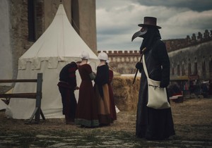 Doktorima je maska u vidu dugačkog kljuna služila kao primitivni respirator i zaštita