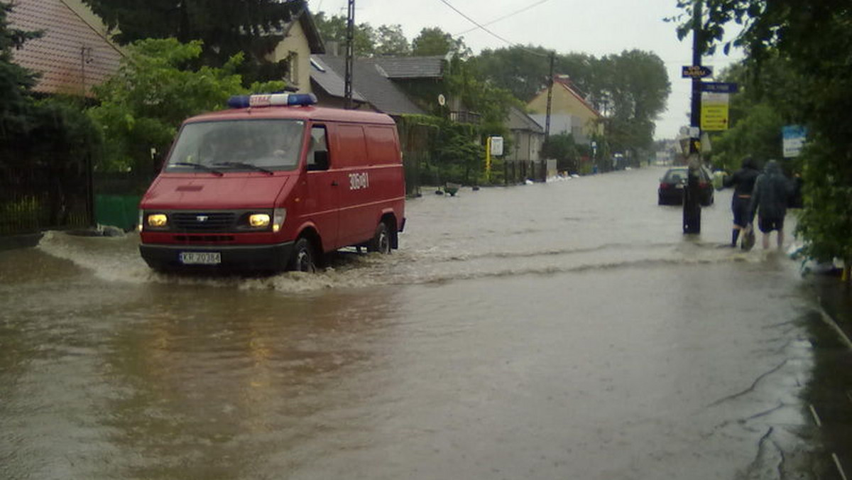 Mieszkańcy Bieżanowa wciąż czekają na budowę suchych zbiorników, które mają ich uchronić przed powodzią. Jednak zamiast budowy, urzędnicy postanowili zerwać umowę z wykonawcą.