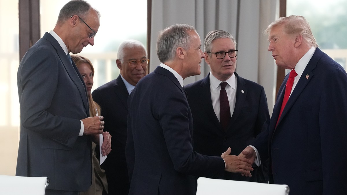 Nemački kancelar Fridrih Merc, italijanska premijerka Đorđa Meloni, predsednik Evropskog saveta Antonio Kosta, kanadski premijer Mark Karni, britanski premijer Kir Starmer i predsednik SAD Donald Tramp tokom radne sesije na samitu G7