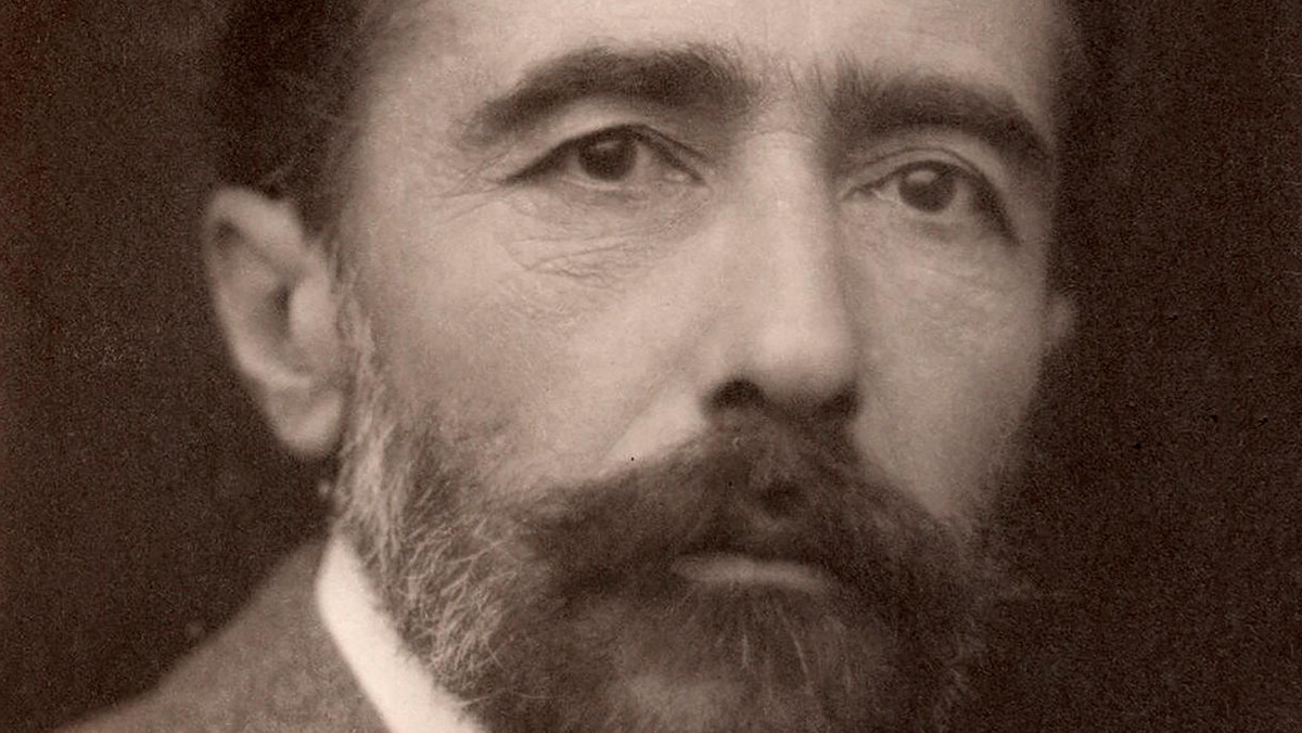 Joseph Conrad to polsko-brytyjski pisarz uważany za jednego z najważniejszych twórców prozy w języku angielskim. Pomimo tego, iż do 20 roku życia nie mówił płynnie w języku angielskim, stał się mistrzem prozatorskiej stylistyki, który wprowadził nieangielską wrażliwość do literatury brytyjskiej. Conrad pisał przede wszystkim opowiadania i powieści. Jego najsłynniejsze dzieła to: „Jądro ciemności” oraz „Lord Jim”. Joseph Conrad zmarł 3 sierpnia 1924 roku w Oswalds, pod Canterbury, w południowo-wschodniej Anglii. 