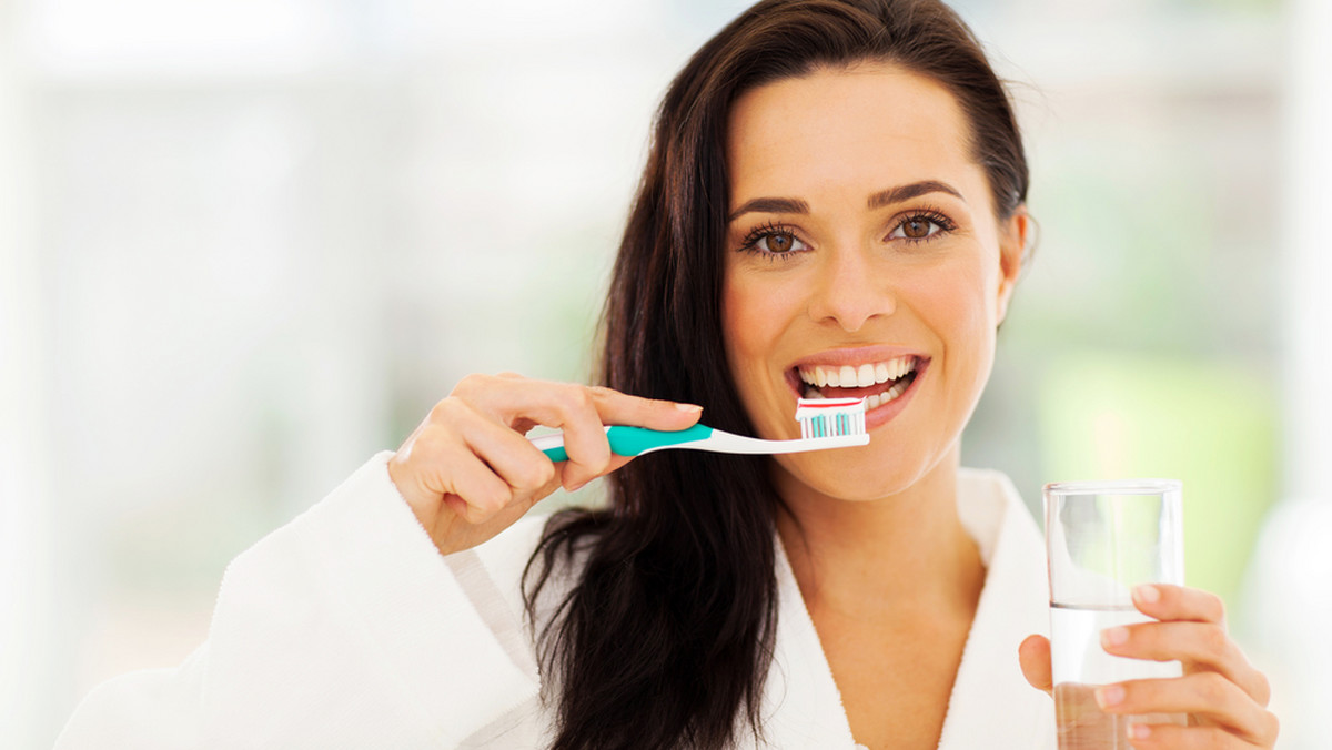 Jak wybielić zęby? Domowe wybielanie zębów - węgiel, sól, soda, cytryna