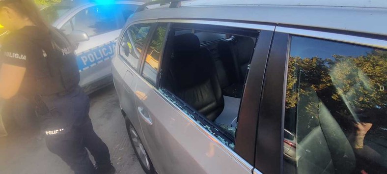 Policjanci zmuszeni byli wybić szybę w samochodzie, aby ratować psa