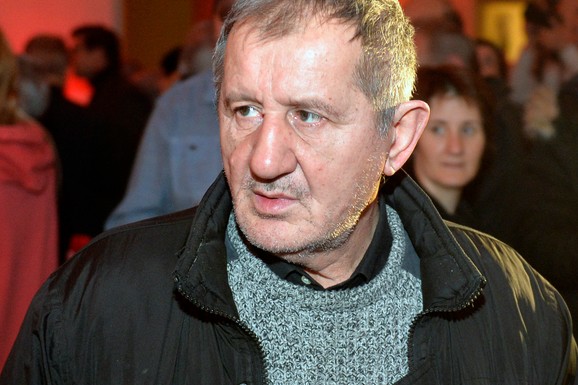 POVUKAO SE IZ JAVNOSTI I DANAS KRPI KRAJ SA KRAJEM Čuveni glumac je morao da promeni zanimanje: Sad živi daleko od kamera, a ovo je njegova priča