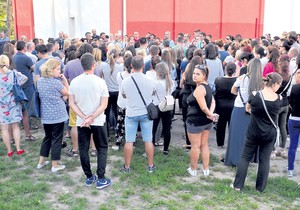 Kraljevo 01 - Protest roditelja u dvorištu škole - Foto Nenad Božović