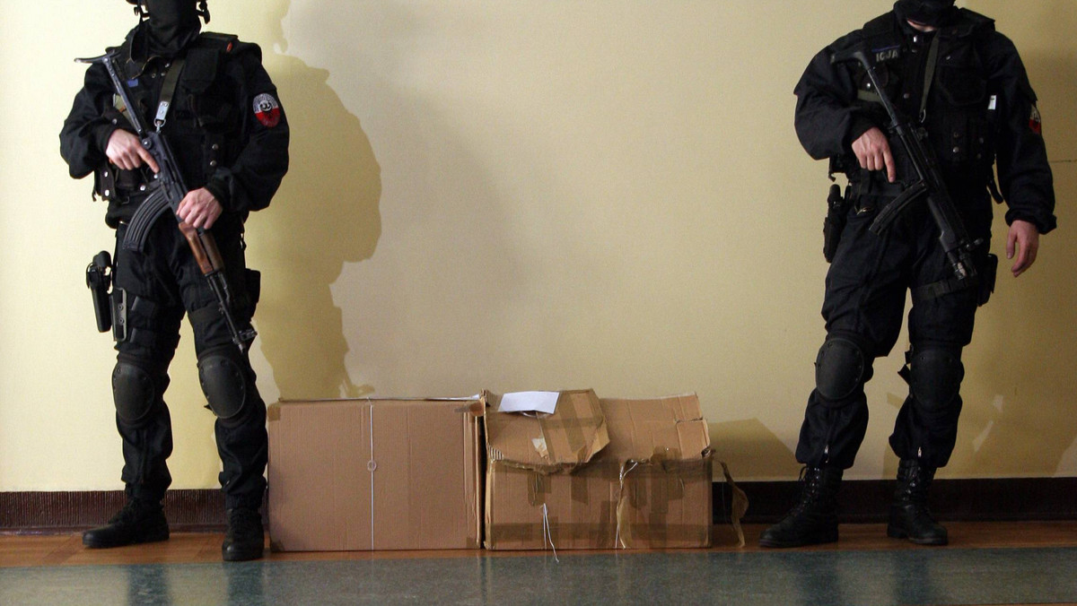 Policjanci z Centralnego Biura Śledczego zatrzymali czterech mężczyzn, którzy przemycili z Holandii do Polski 30 kg marihuany o wartości ok. miliona zł. Grozi im teraz do 15 lat więzienia.