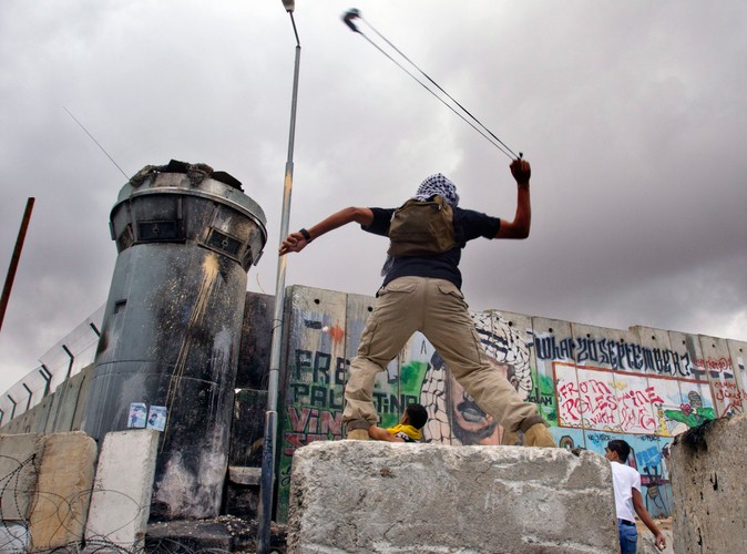 Palestyńczycy atakują jeden z izraelskich punktów kontrolnych w Ramallah