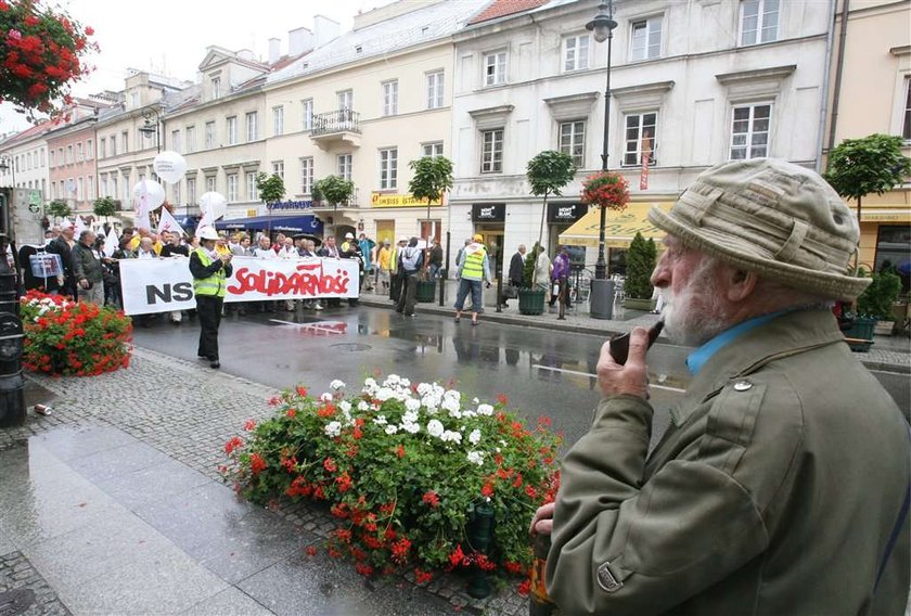 Ludzie walczyli o pieniądze