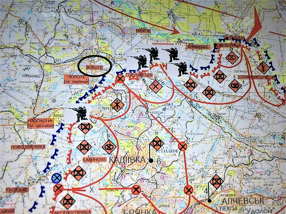 Mapa dela istočne Ukrajine: zaokruženo crnim krugom Zolote 4, plava linija - ukrajinske snage, crvena linija - ilegalne formacije okupacionih snaga