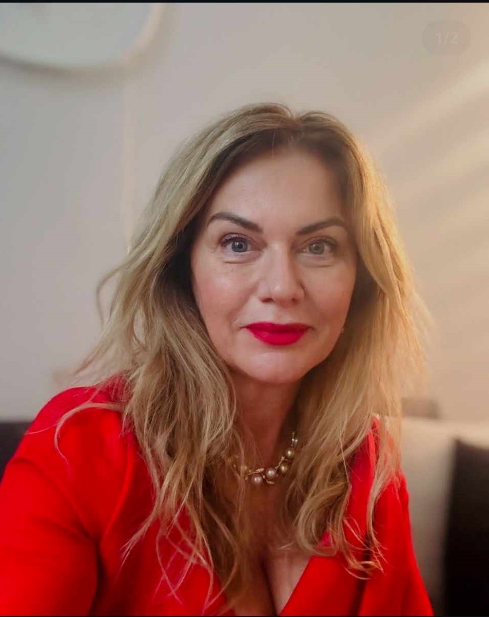 Politička Monika Beňová v sexi šatách s výstrihom vyrazila fanúšikom dych.